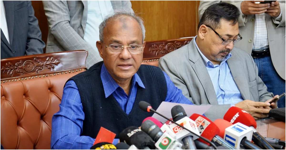 সচিবালয়ে শনিবার আইনশৃঙ্খলা বাহিনীর কোর কমিটির সভা শেষে সাংবাদিকদের ব্রিফ করেন স্বরাষ্ট্র উপদেষ্টা লেফটেন্যান্ট জেনারেল (অব.) মো. জাহাঙ্গীর আলম চৌধুরী। ছবি: স্বরাষ্ট্র মন্ত্রণালয়ের সৌজন্যে